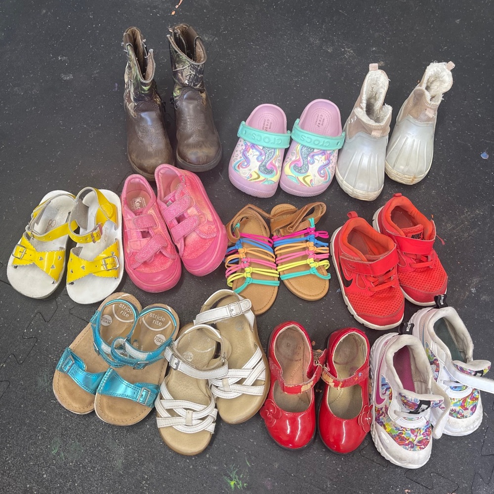 11 pairs of kids size 7 shoes
